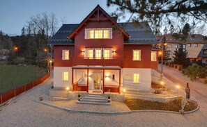 Fasade – kveld/natt