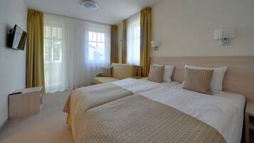 Studio (triple) | Desk, blackout drapes, soundproofing, cribs/infant beds