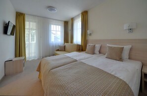 Studio (triple) | Skrivebord, blendingsgardiner, lydisolert og barnesenger