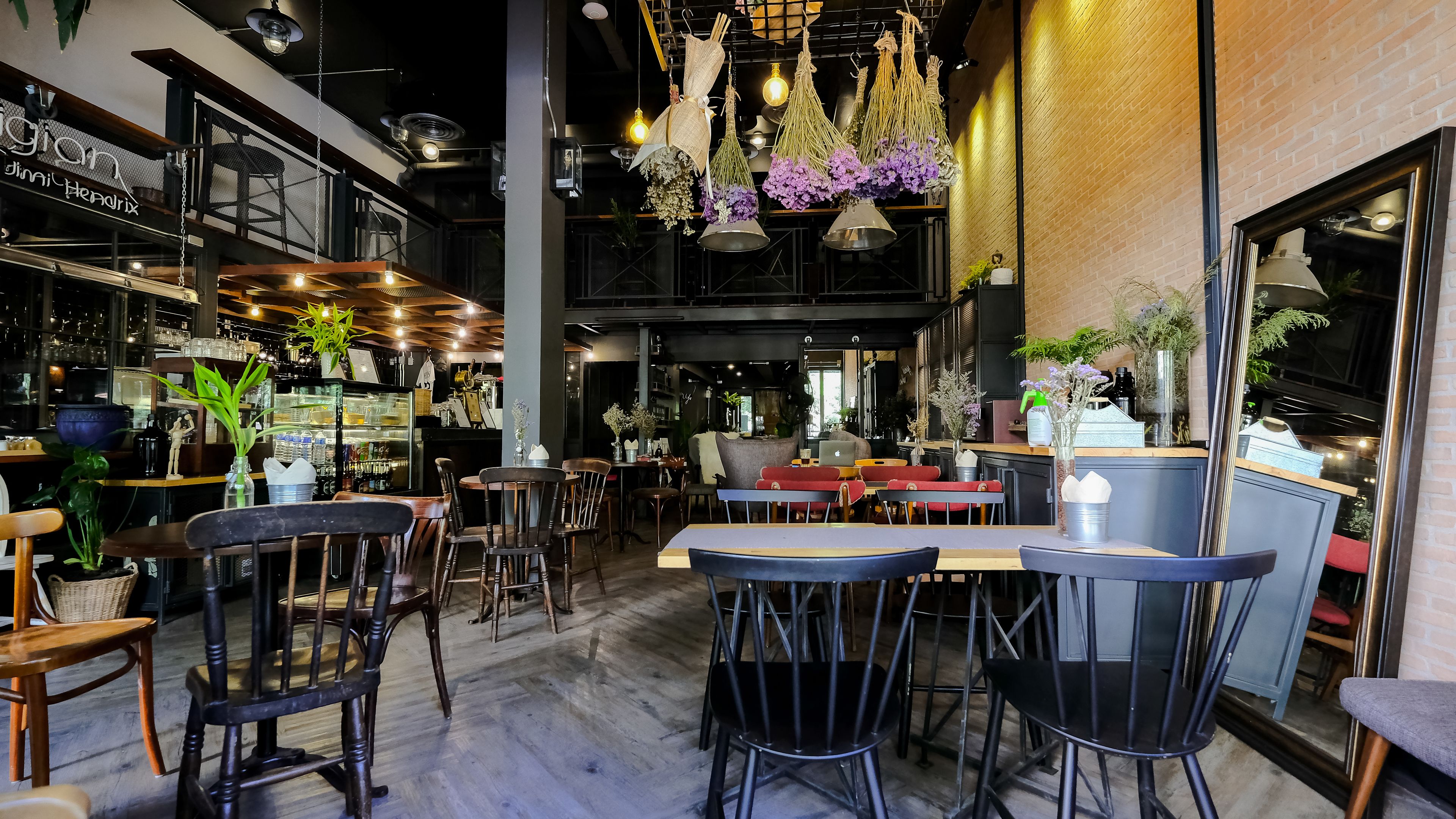 breakfast and lunch served, local and international cuisine