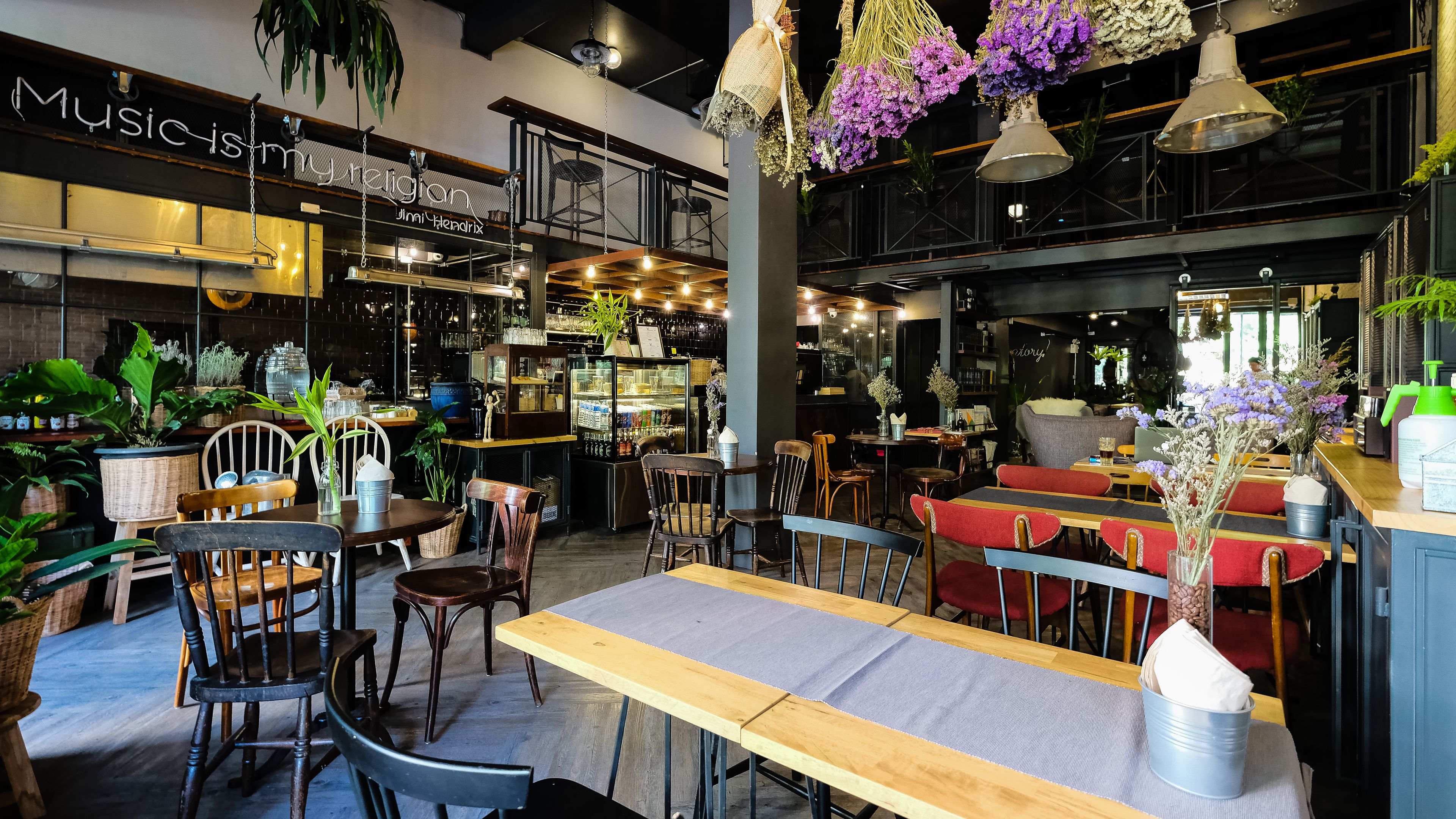 breakfast and lunch served, local and international cuisine