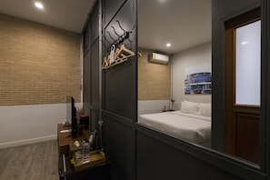 Room, 1 King Bed, Non Smoking, No Windows