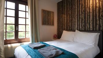 Individually decorated, individually furnished, laptop workspace