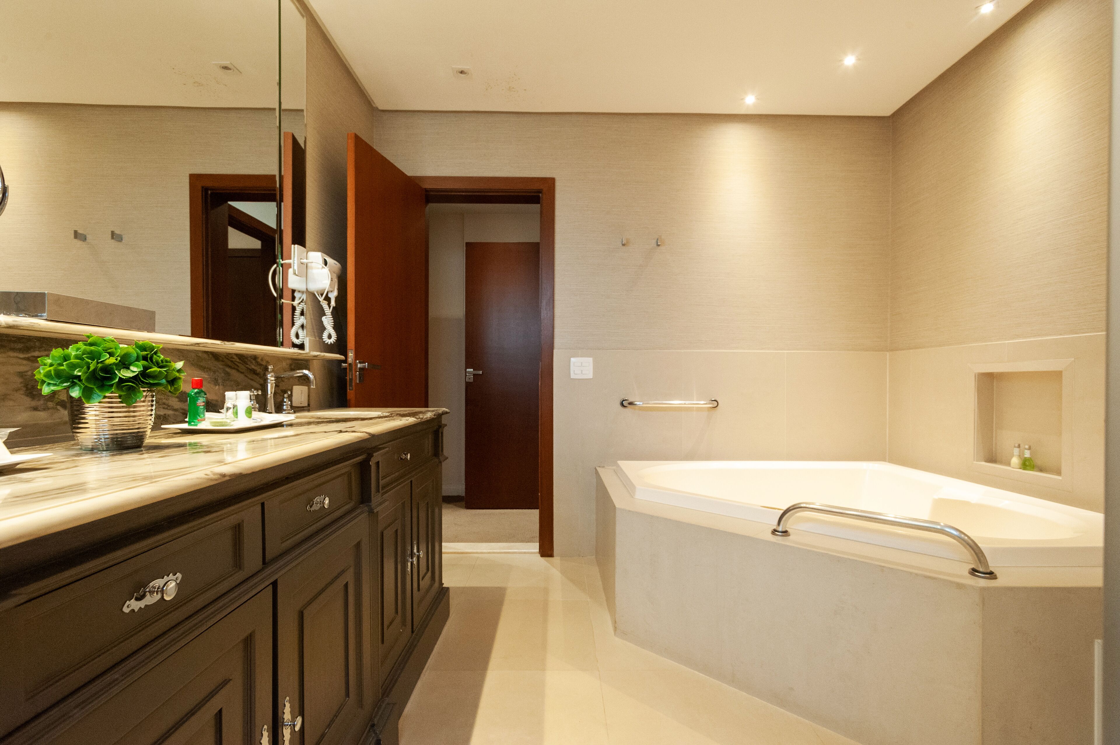 suite royal king nao fumante | bathroom | designer toiletries, hair dryer, towels, soap