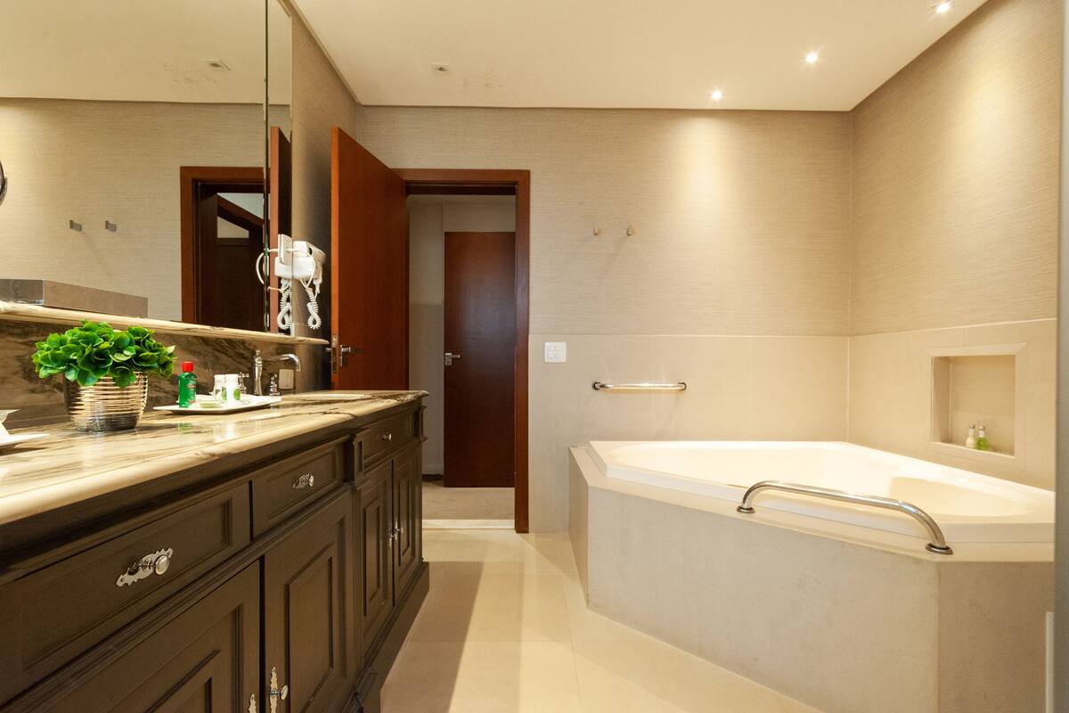 suite royal king nao fumante | bathroom | designer toiletries, hair dryer, towels, soap
