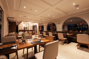 Breakfast, lunch, dinner served; Brazilian cuisine  - Radisson Hotel Anapolis (Anapolis)