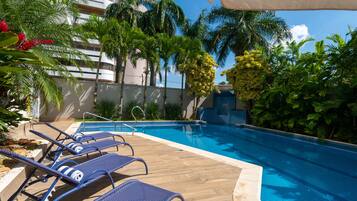 Außenpool, geöffnet von 09:00 Uhr bis 21:00 Uhr, Sonnenschirme