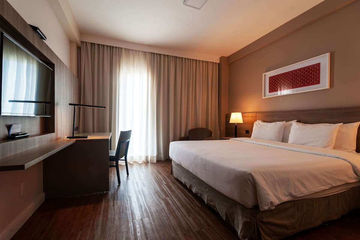 Luxo King Nao Fumante | 1 dormitorio, ropa de cama hipoalergénica, minibar y caja fuerte