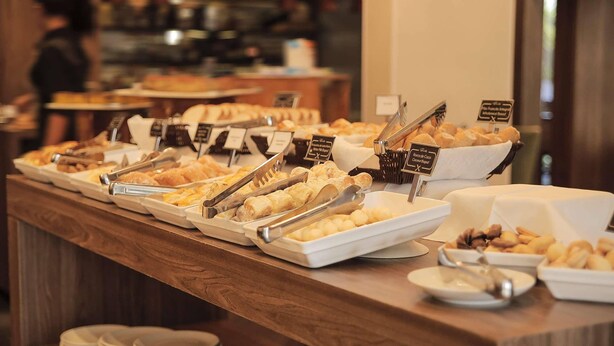A buffet with various food items and serving utensils. - Radisson Hotel Anapolis (Anapolis)