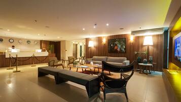 Área de estar no saguão