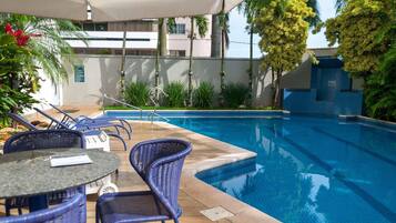 Außenpool, geöffnet von 09:00 Uhr bis 21:00 Uhr, Sonnenschirme