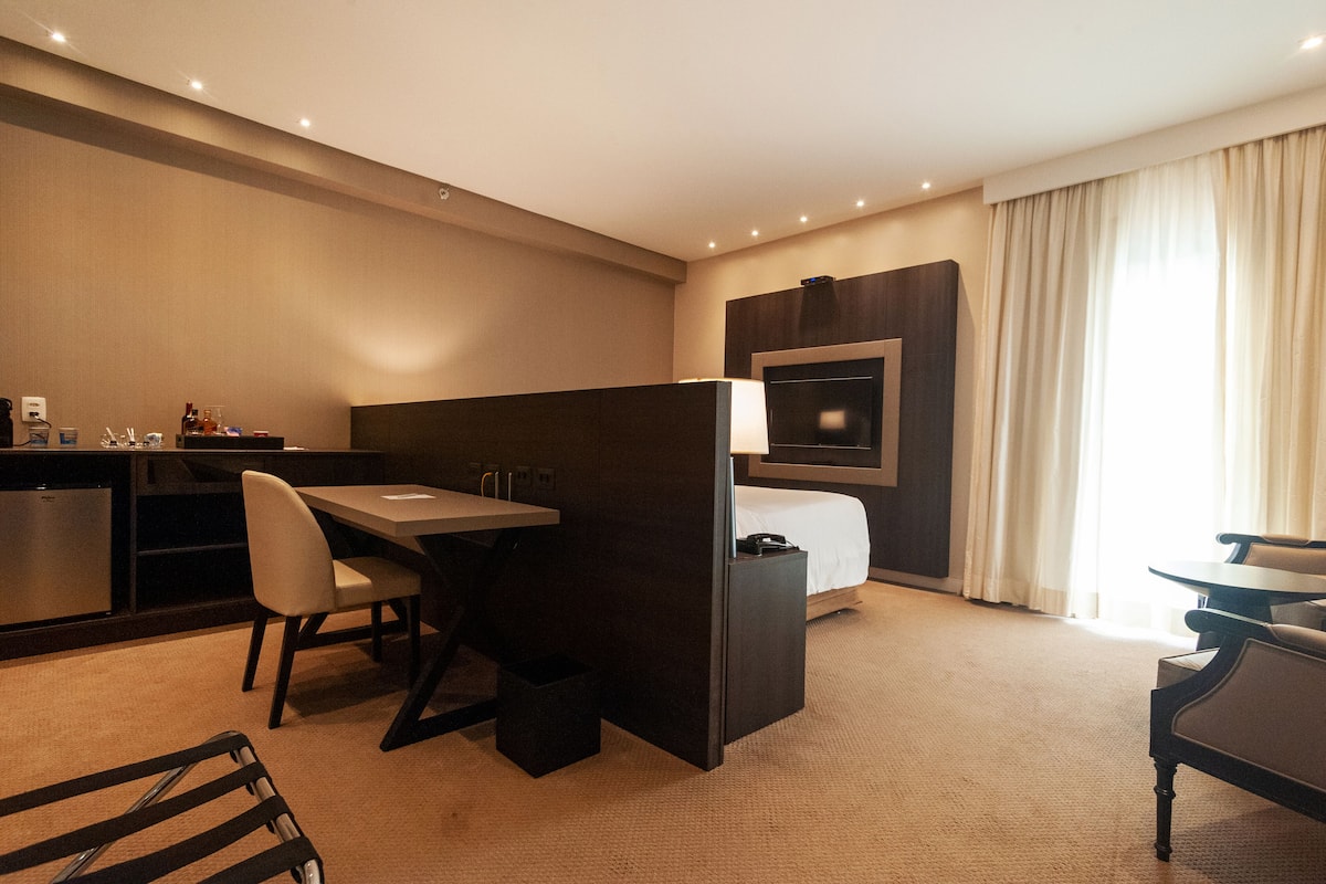 Suite Royal King Nao Fumante | Sala de estar | Smart TV de 40 pulgadas con canales por cable, una televisión