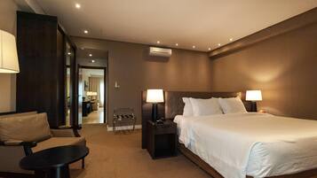 Roupas de cama antialérgicas, frigobar, cofres nos quartos, escrivaninha