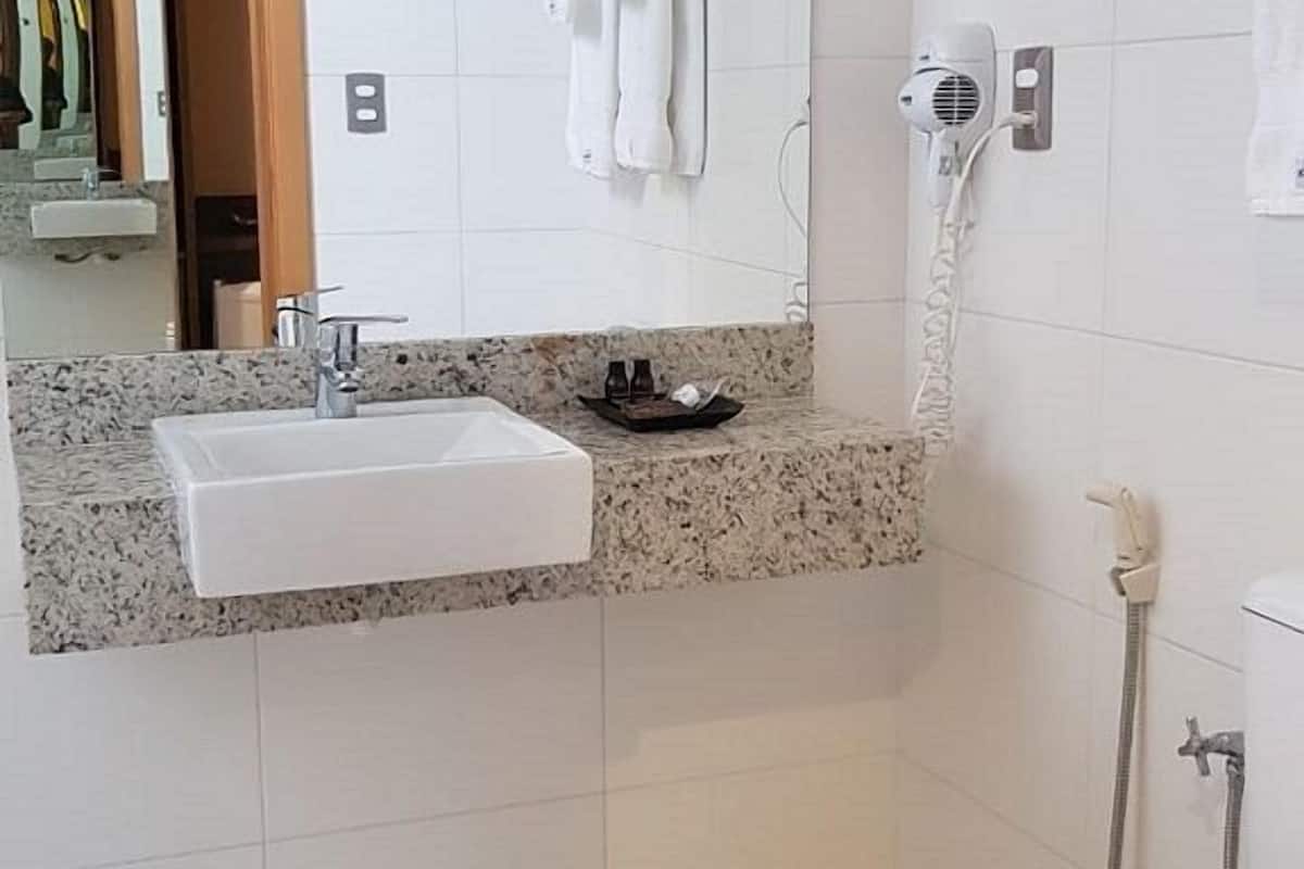 executive double room, 1 king bed, private bathroom, city view | bathroom | shower, free toiletries, hair dryer, towels