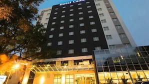 En hotellbyggnad med en skylt som visar texten ”Hotel Calua”.