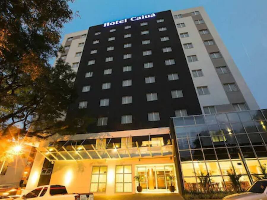 Un edificio de hotel con un letrero que dice "Hotel Calua".