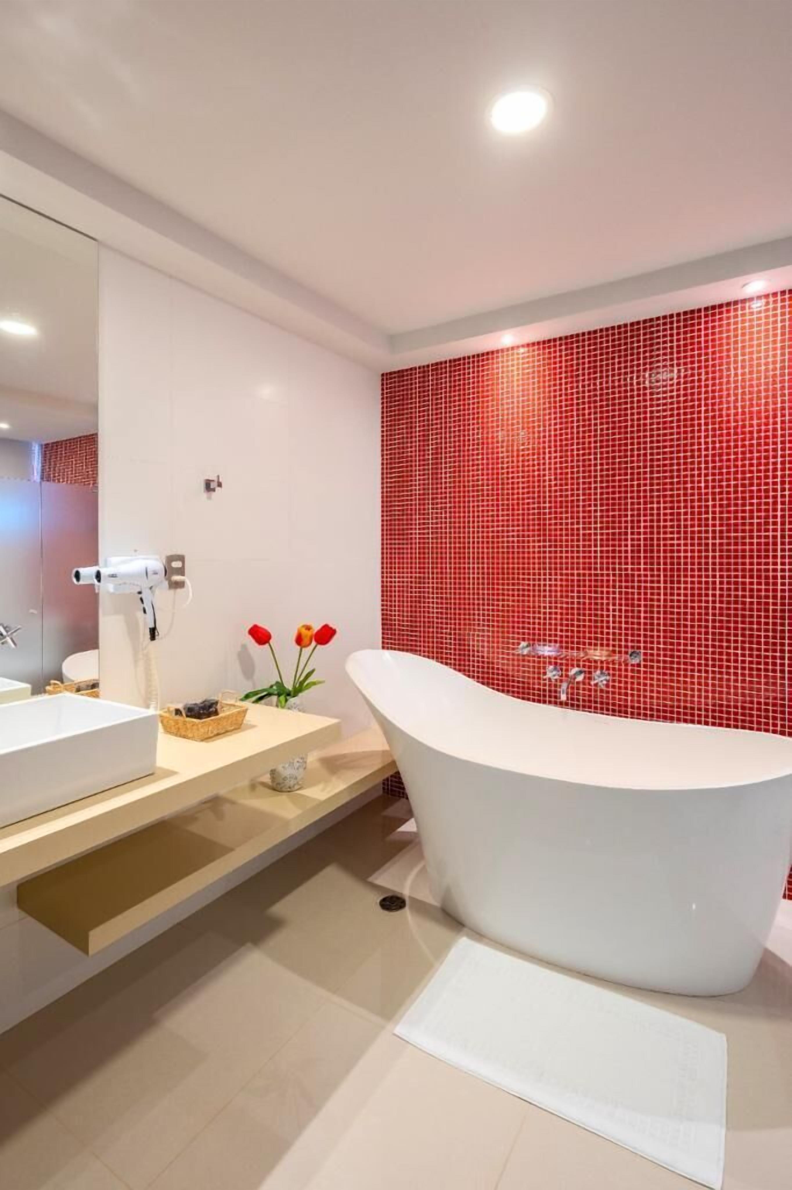 presidential suite, 1 king bed, private bathroom, city view | bathroom | shower, free toiletries, hair dryer, towels