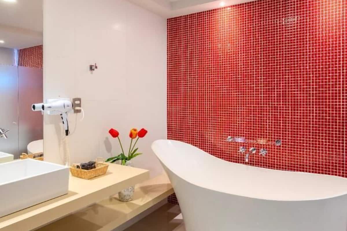 presidential suite, 1 king bed, private bathroom, city view | bathroom | shower, free toiletries, hair dryer, towels