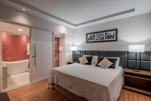 Presidential Suite, 1 King Bed, Private Bathroom, City View | Minibar, desk, blackout drapes, soundproofing - Hotel Caiuá Cascavel (Cascavel)