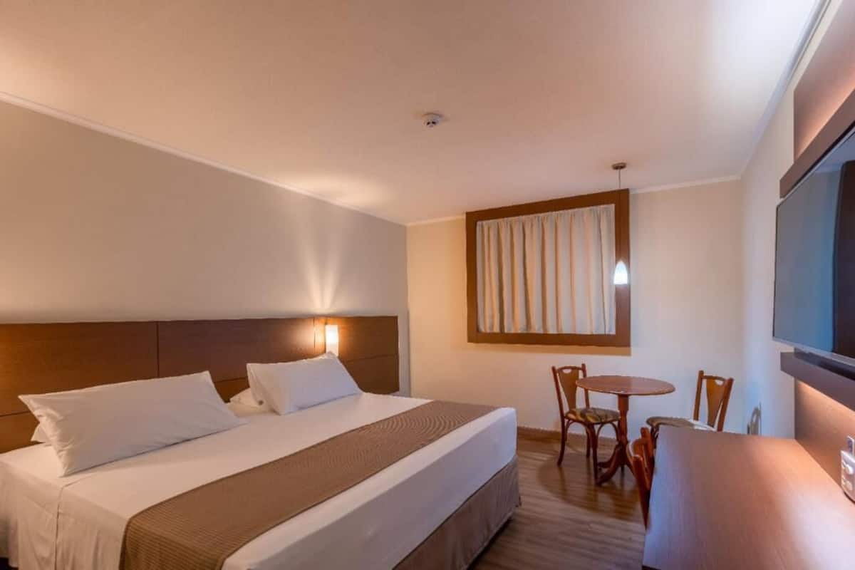 Executive tweepersoonskamer, 1 kingsize bed, privébadkamer, uitzicht op stad | 1 slaapkamer, een minibar, een bureau, verduisterende gordijnen