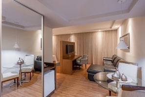 Presidential-Suite, 1 King-Bett, eigenes Bad, Stadtblick | Essbereich im Zimmer