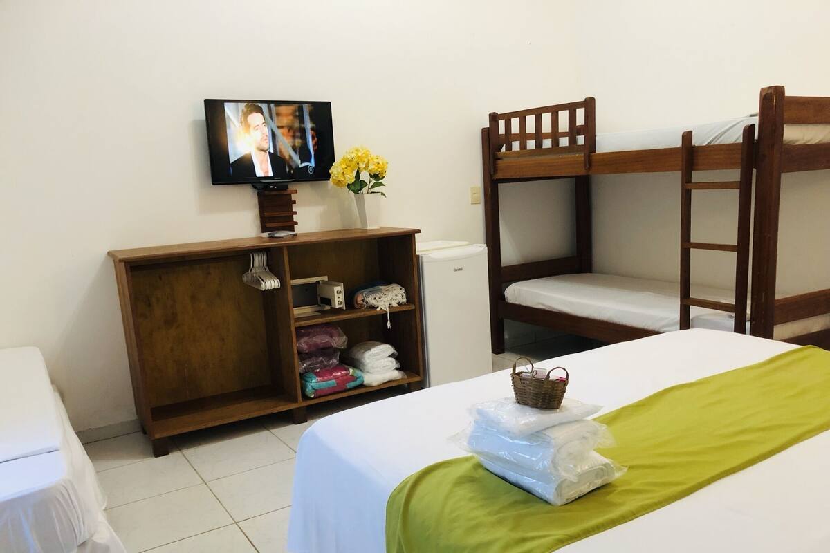 Superior Suite, 1 Bedroom, Hot Tub, Mountain View | 3 bilik tidur, peti besi dalam bilik, dihias secara berasingan