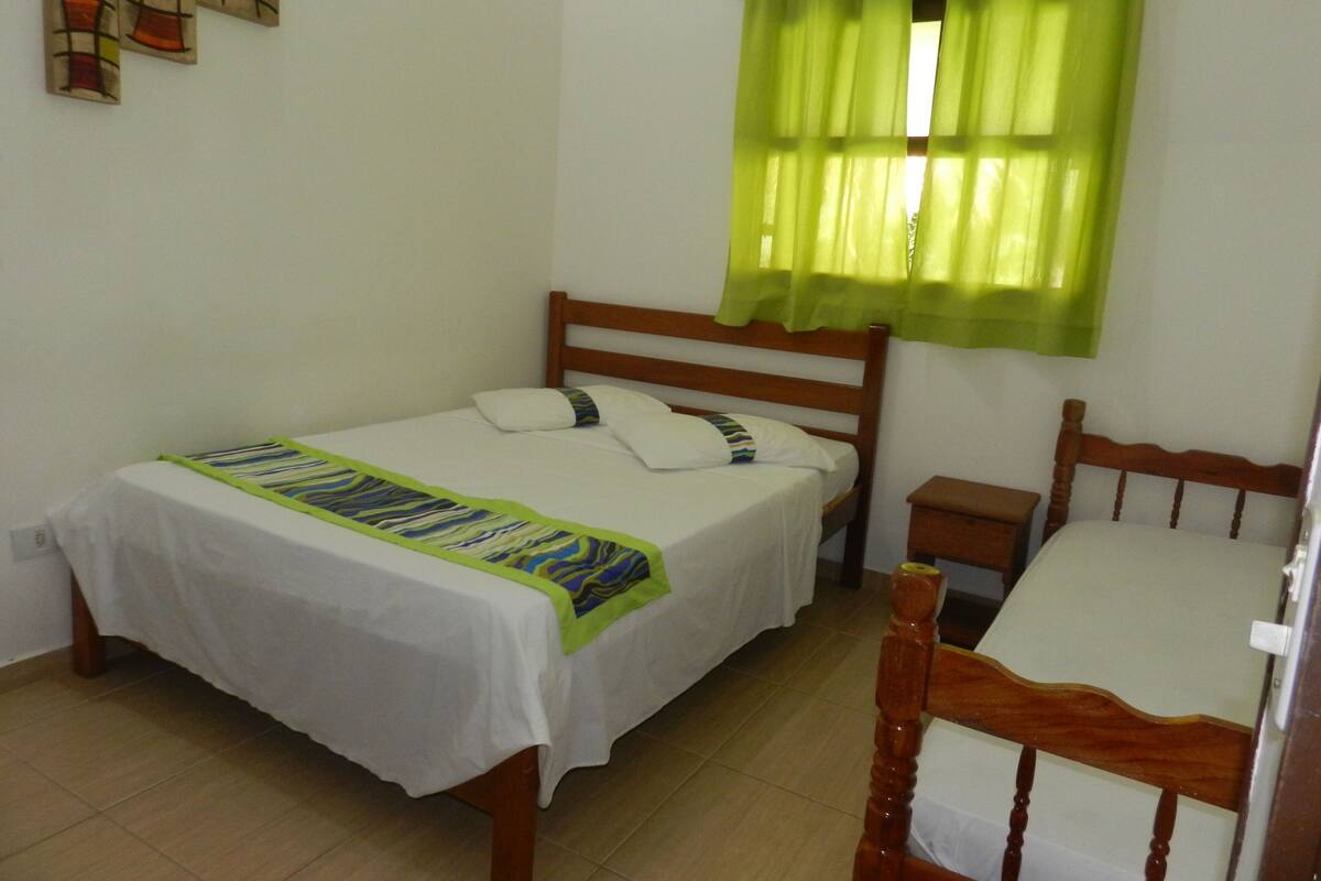 Family Suite, 2 Bedrooms, Balcony, Garden View | 3 bilik tidur, peti besi dalam bilik, dihias secara berasingan