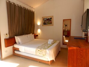 3 bedrooms, in-room safe, individually decorated, individually furnished - Hotel Bosques do Massaguaçu (Caraguatatuba)