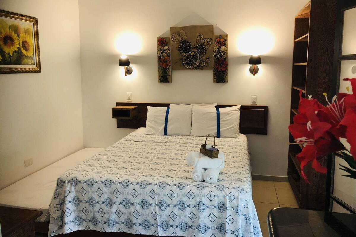 Family Chalet, 2 Bedrooms, Kitchen, Mountain View | 3 bilik tidur, peti besi dalam bilik, dihias secara berasingan