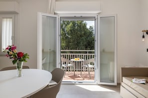 Comfort-Apartment, 1 Schlafzimmer, Balkon, Gartenblick (4 people) | Wohnbereich | Fernseher