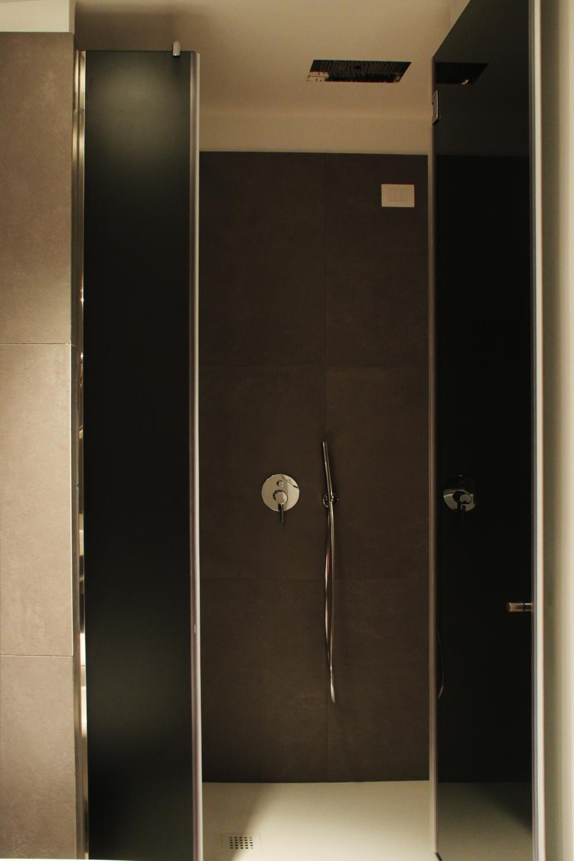 Shower, perlengkapan mandi gratis, pengering rambut, dan jubah mandi