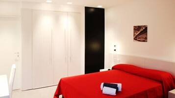 Standard-Doppelzimmer, Nichtraucher | Hochwertige Bettwaren, Minibar, Zimmersafe, Schreibtisch