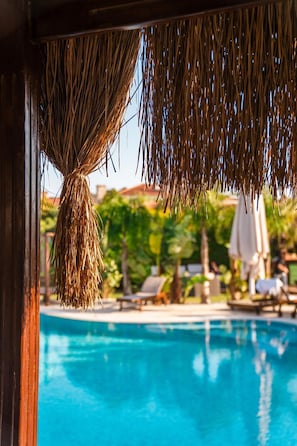 Piscine extérieure, parasols de plage, chaises longues