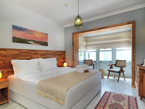 Deluxe Oda (Bay Window) | Frette Italian çarşaf takımı, kaliteli yatak takımı, minibar 