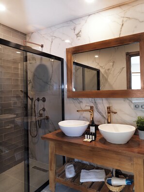 Luxury Oda, 1 Yatak Odası (Bay Window) | Banyo | Duş, ücretsiz banyo/kozmetik ürünleri, saç kurutma makinesi, terlik 