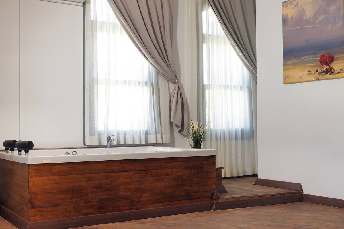 Luxury Room, 1 Bedroom (Bay Window)