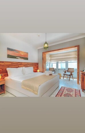 Deluxe Room (Bay Window) | 1 bedroom, Frette Italian sheets, premium bedding, minibar