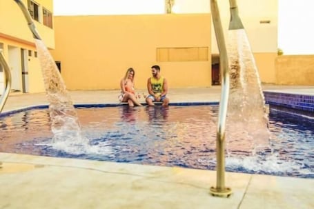 Una piscina al aire libre