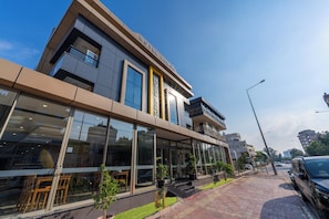 المنشأة من الخارج