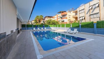 Piscina externa sazonal, funciona das 9h às 22h, barracas de cortesia