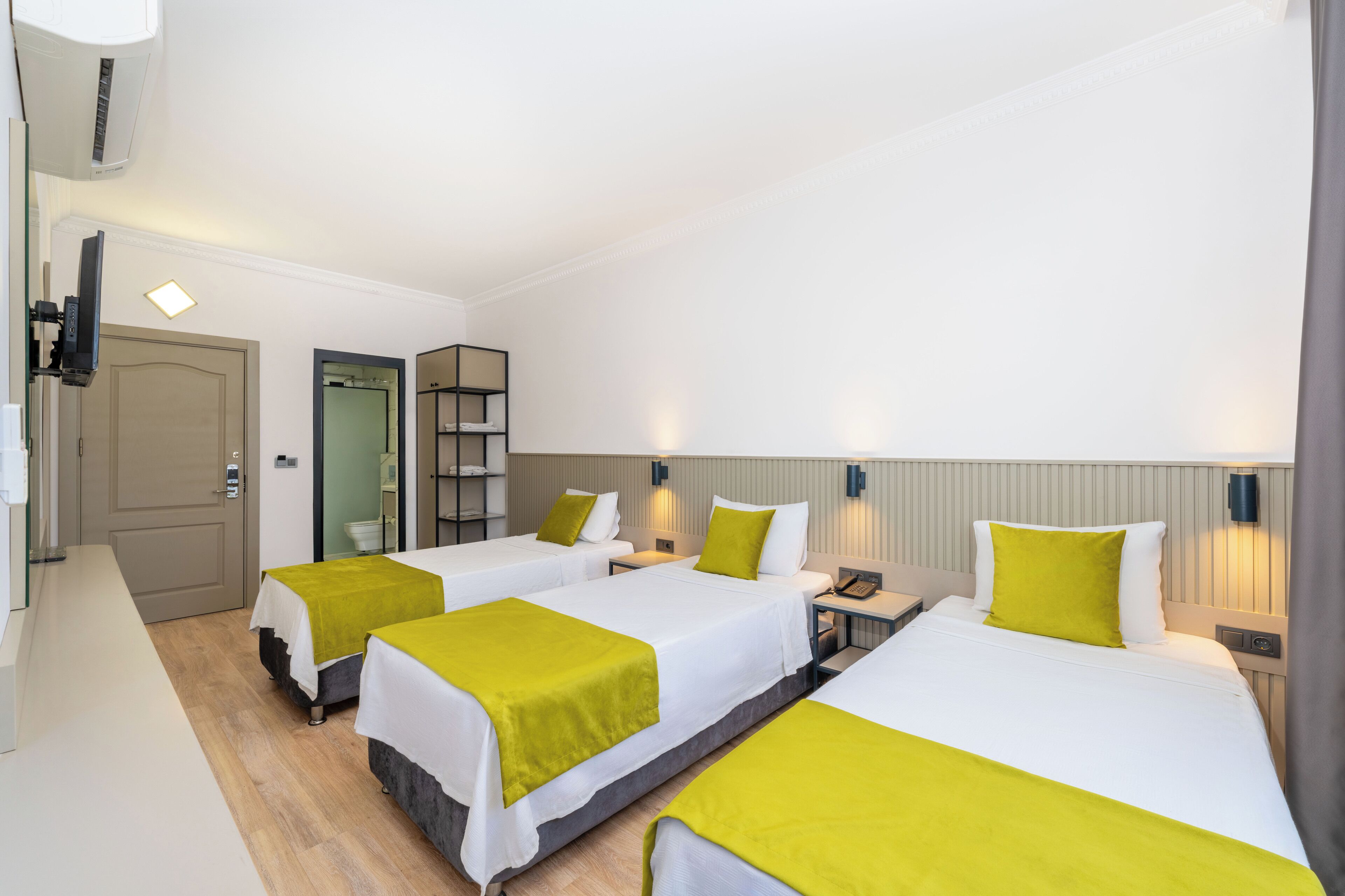 standard triple room | premium bedding, minibar, in-room safe, desk