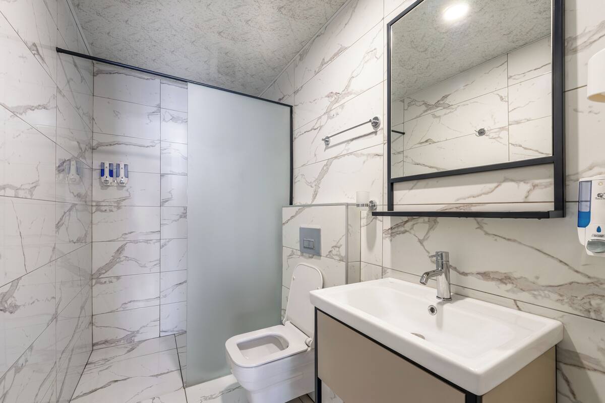 standard triple room | bathroom | shower, rainfall showerhead, eco-friendly toiletries, hair dryer
