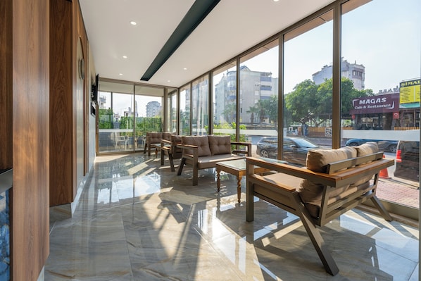 تلفزيون إل سي دي بحجم 32-بوصة يعرض قنوات فضائية، تلفزيون، طابعة