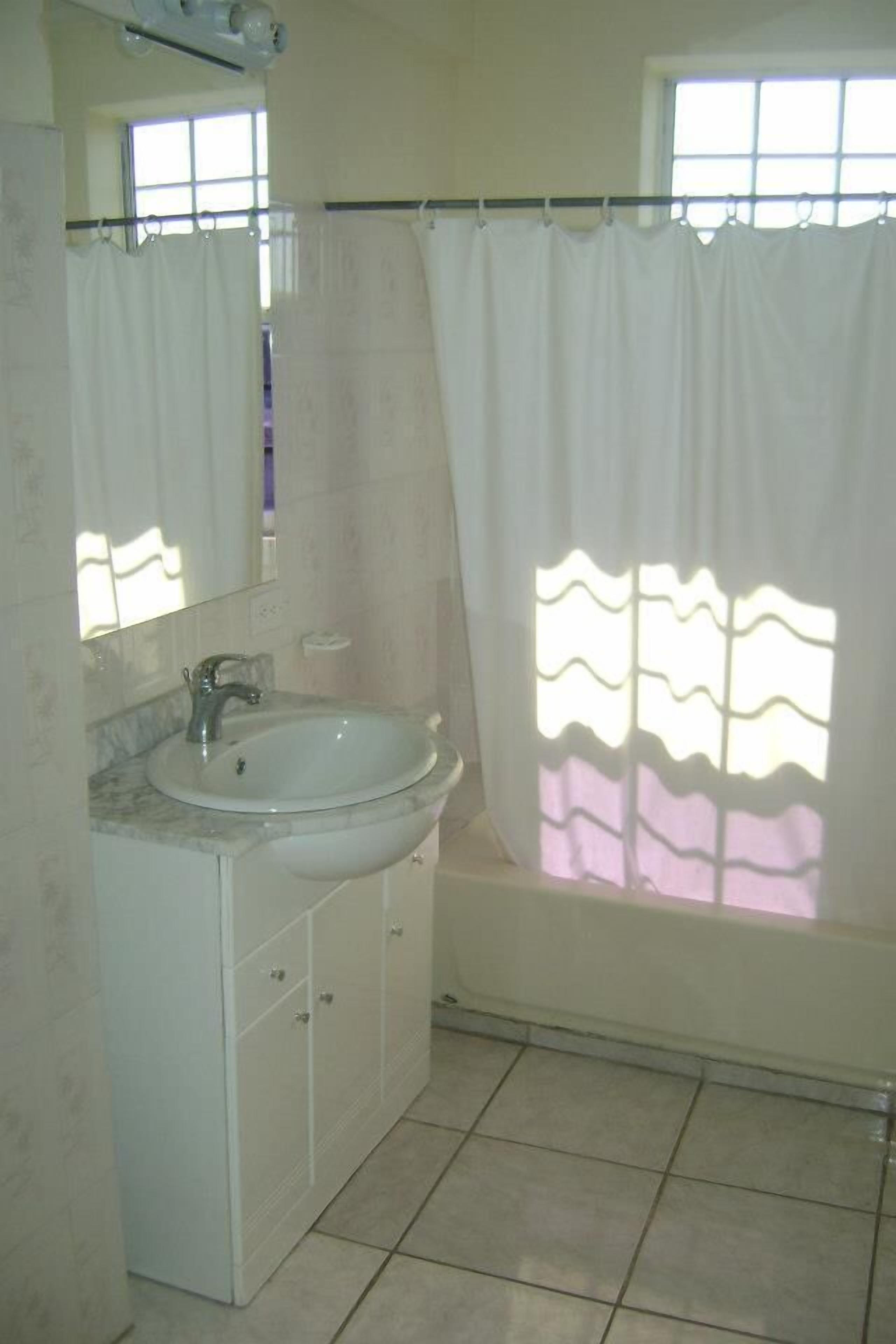 Standard Room | Bathroom | Shower, free toiletries, hair dryer, towels