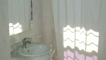 Standard Room | Bathroom | Shower, free toiletries, hair dryer, towels