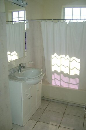 Standard Room | Bathroom | Shower, free toiletries, hair dryer, towels