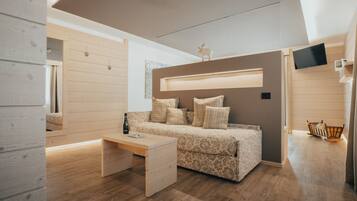 Grand-Studiosuite (4 pax) | Daunenbettdecken, Minibar, Zimmersafe, Schreibtisch