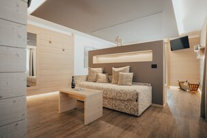 Suite estudio Grand (4 pax) | Edredones de plumas, minibar, caja fuerte y escritorio