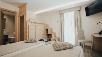 Deluxe-Doppel- oder -Zweibettzimmer | Daunenbettdecken, Minibar, Zimmersafe, Schreibtisch