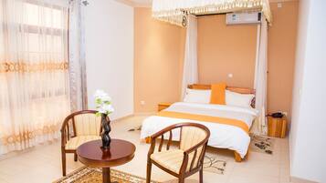 Een minibar, een kluis op de kamer, een bureau, gratis wifi